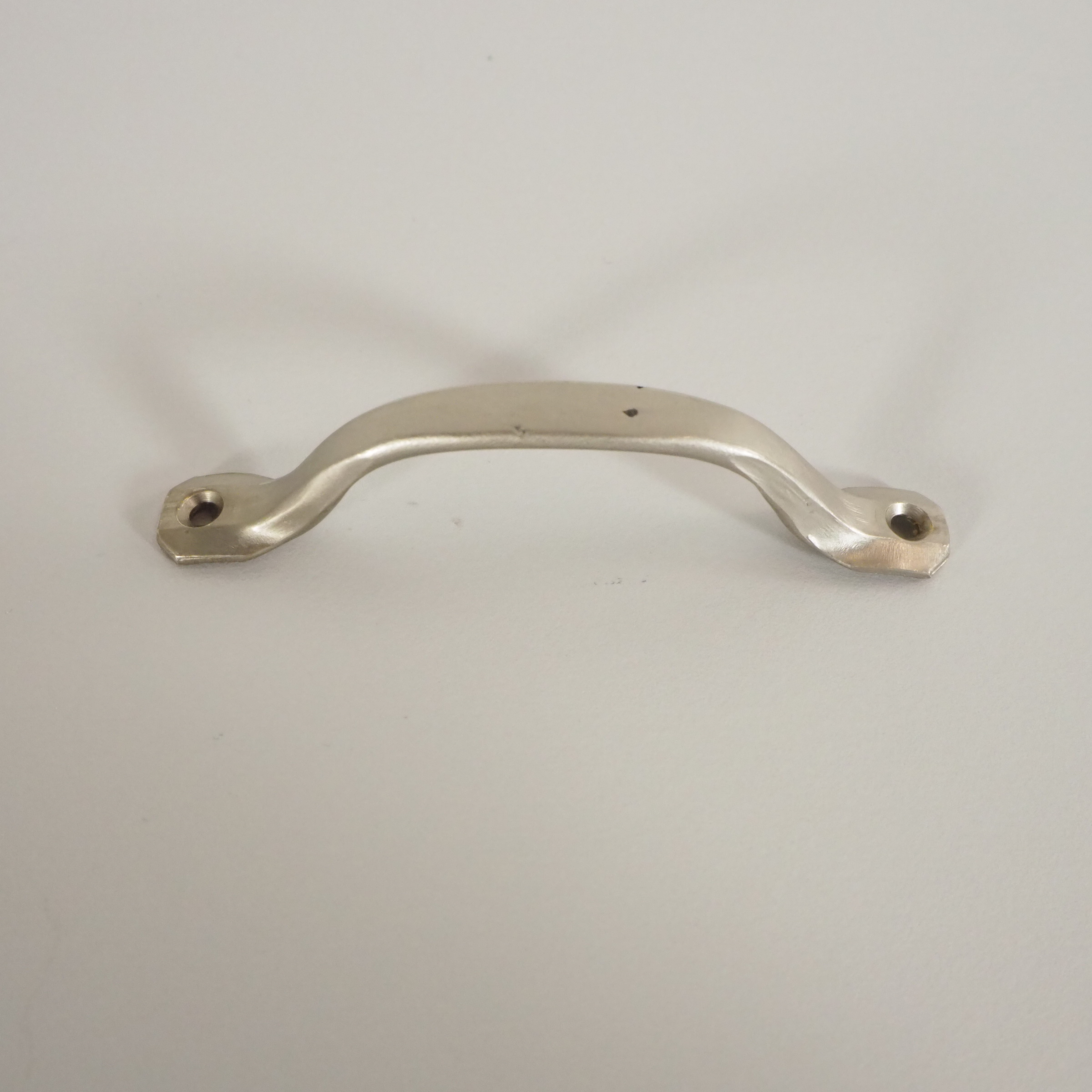 Cast aluminum cabinet handle (7 cm)