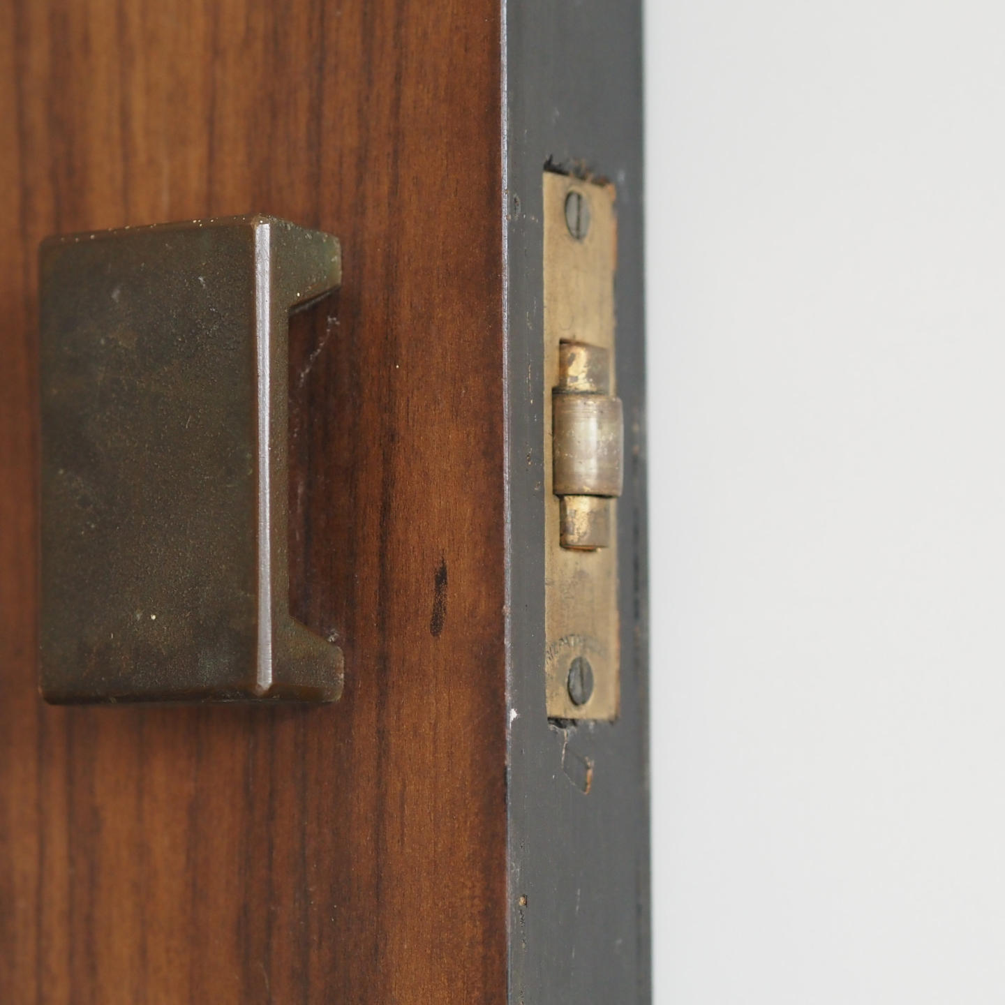 Small door with door handle and signage by Jules Wabbes (H 93,5 cm x 78 cm)