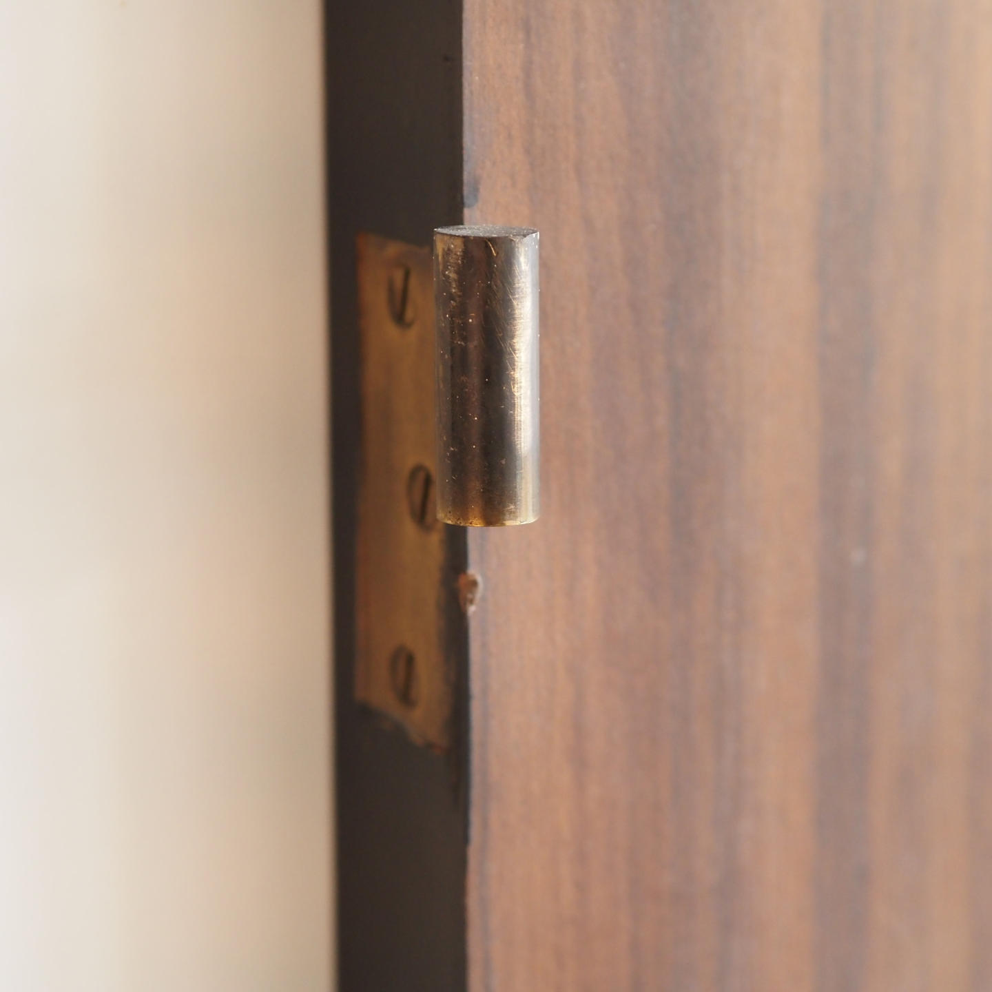 Small door with door handle and signage by Jules Wabbes (H 93,5 cm x 78 cm)
