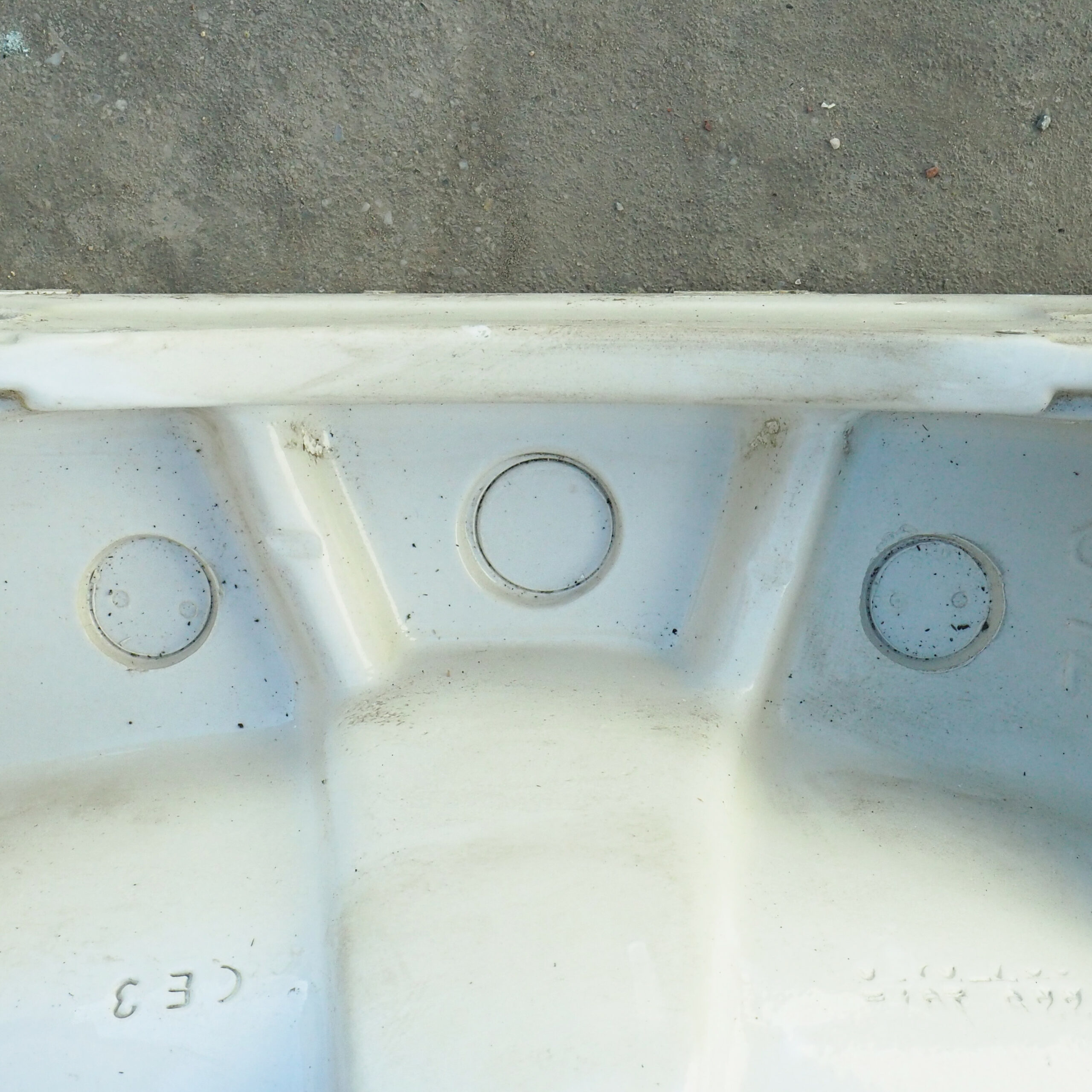 Bathroom sink in ceramic