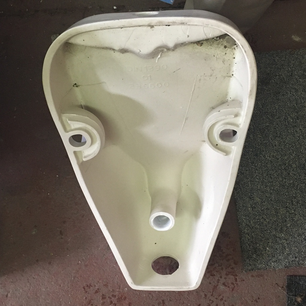 Wall mounted urinal in porcelain