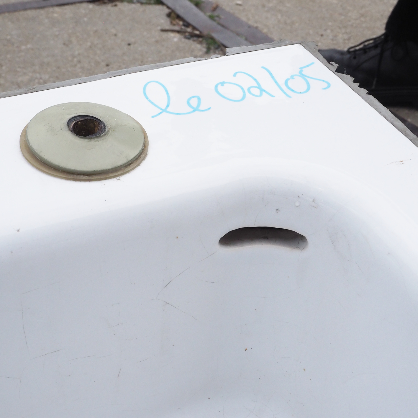 Ceramic bucket sink