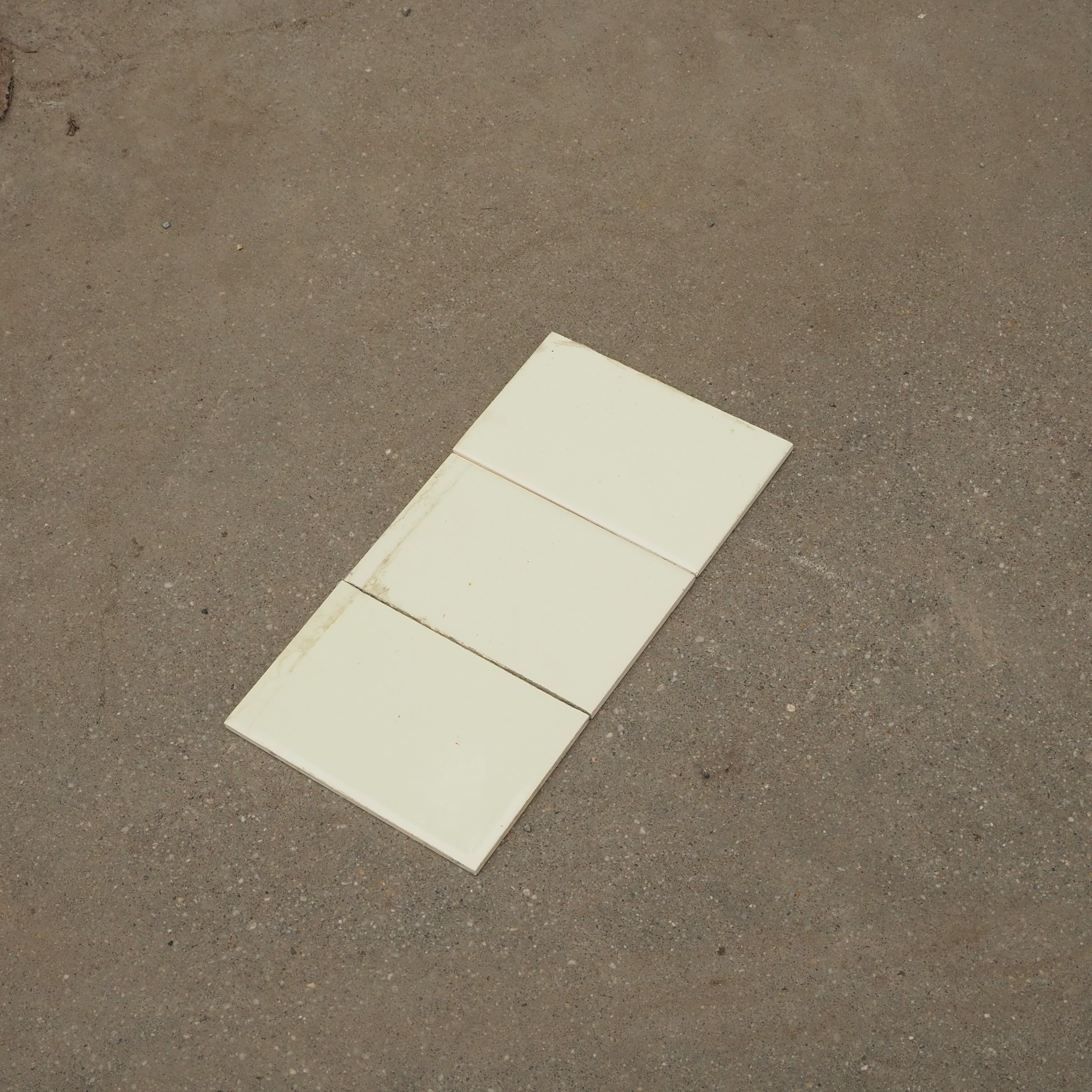 Batch of +/- 10m2 of white ceramic tiles