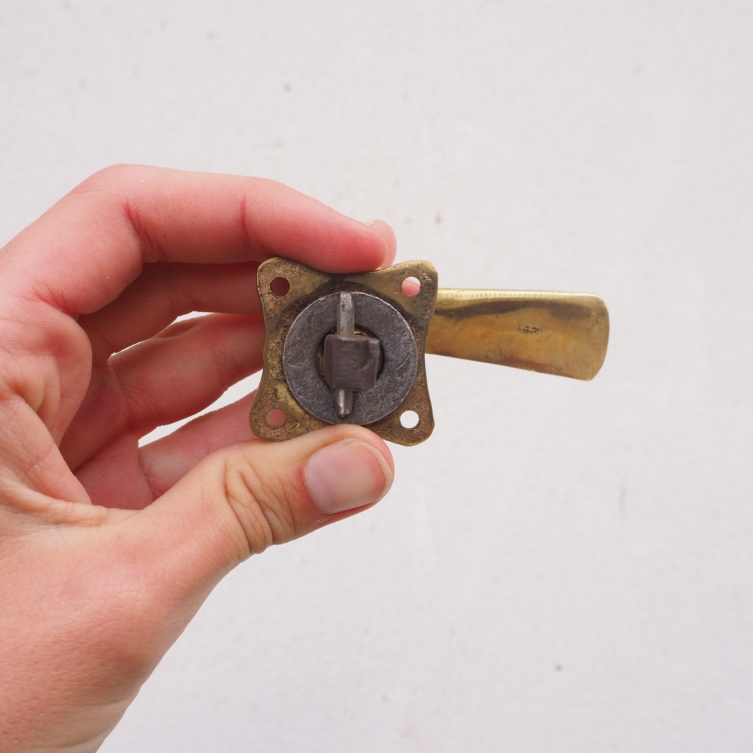 Window handle in brass (left)