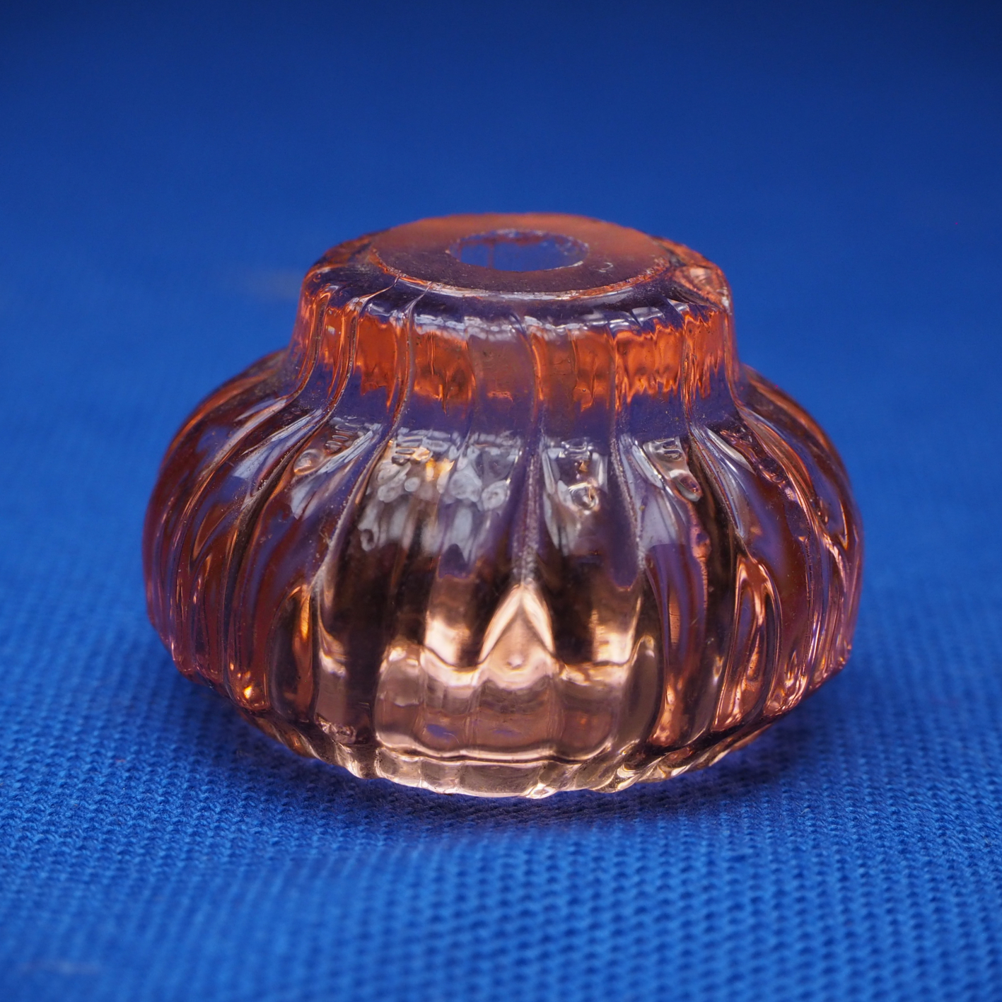Cabinet knob in pink glass