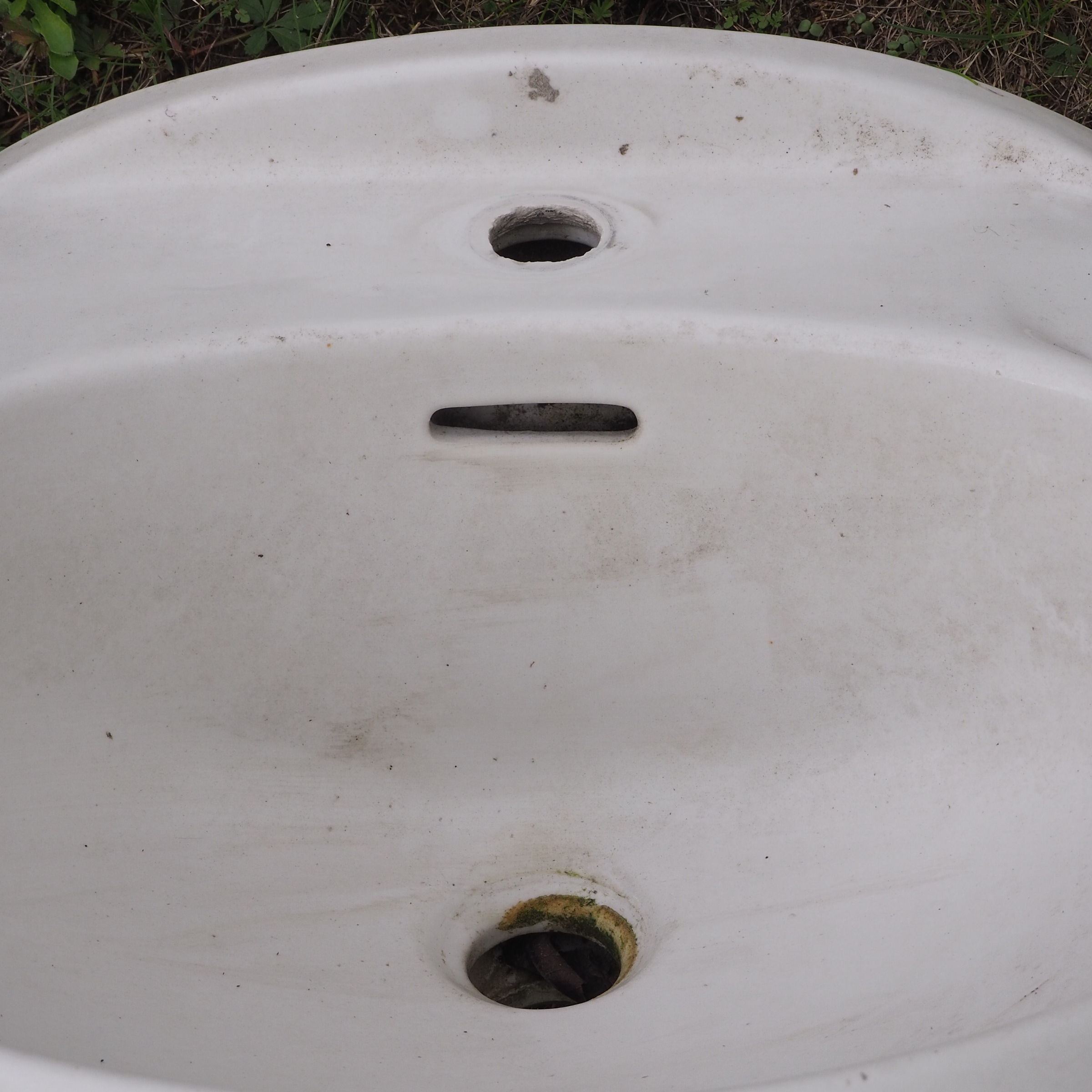 Bathroom sink in ceramic