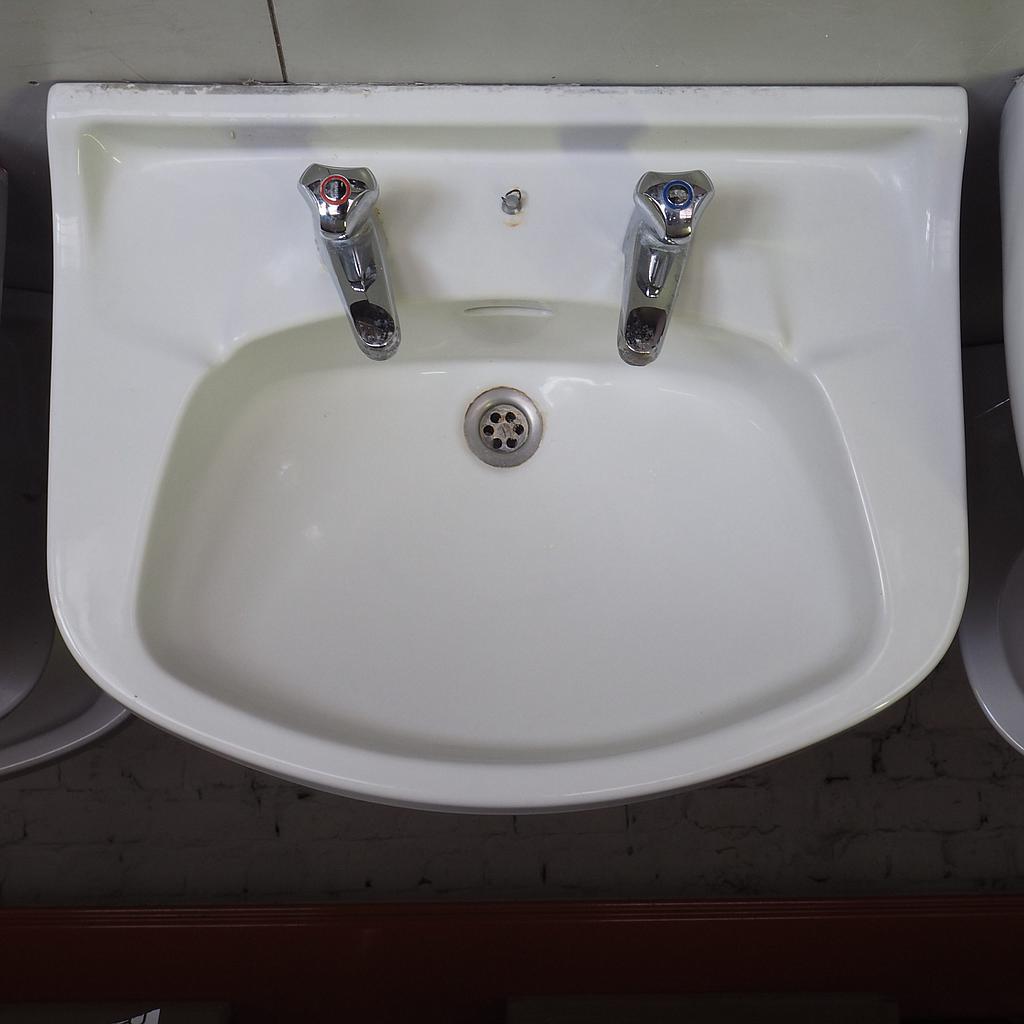 Bathroom sink in glazed ceramic by Ideal Standard