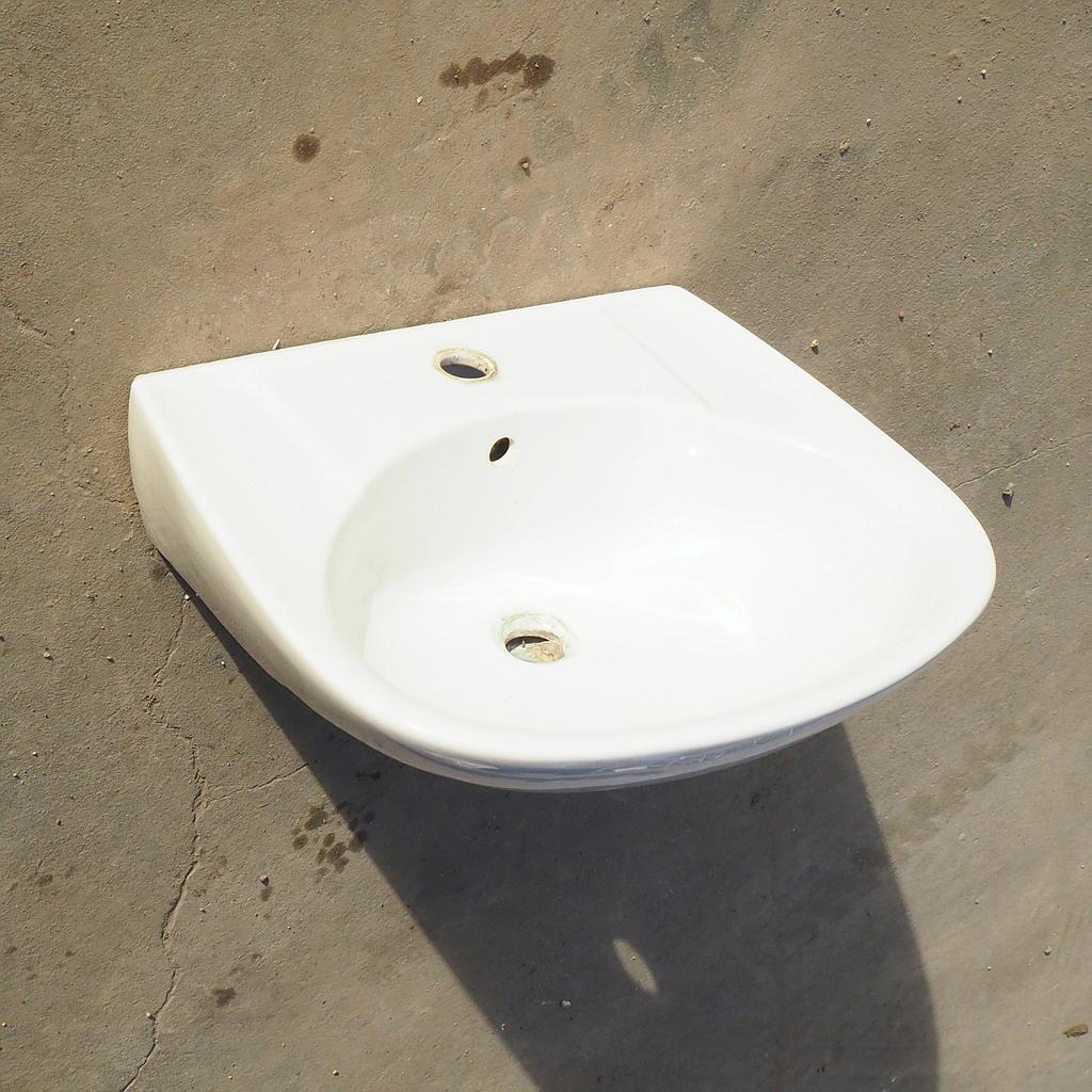 Bathroom sink in ceramic by Jacob Delafon
