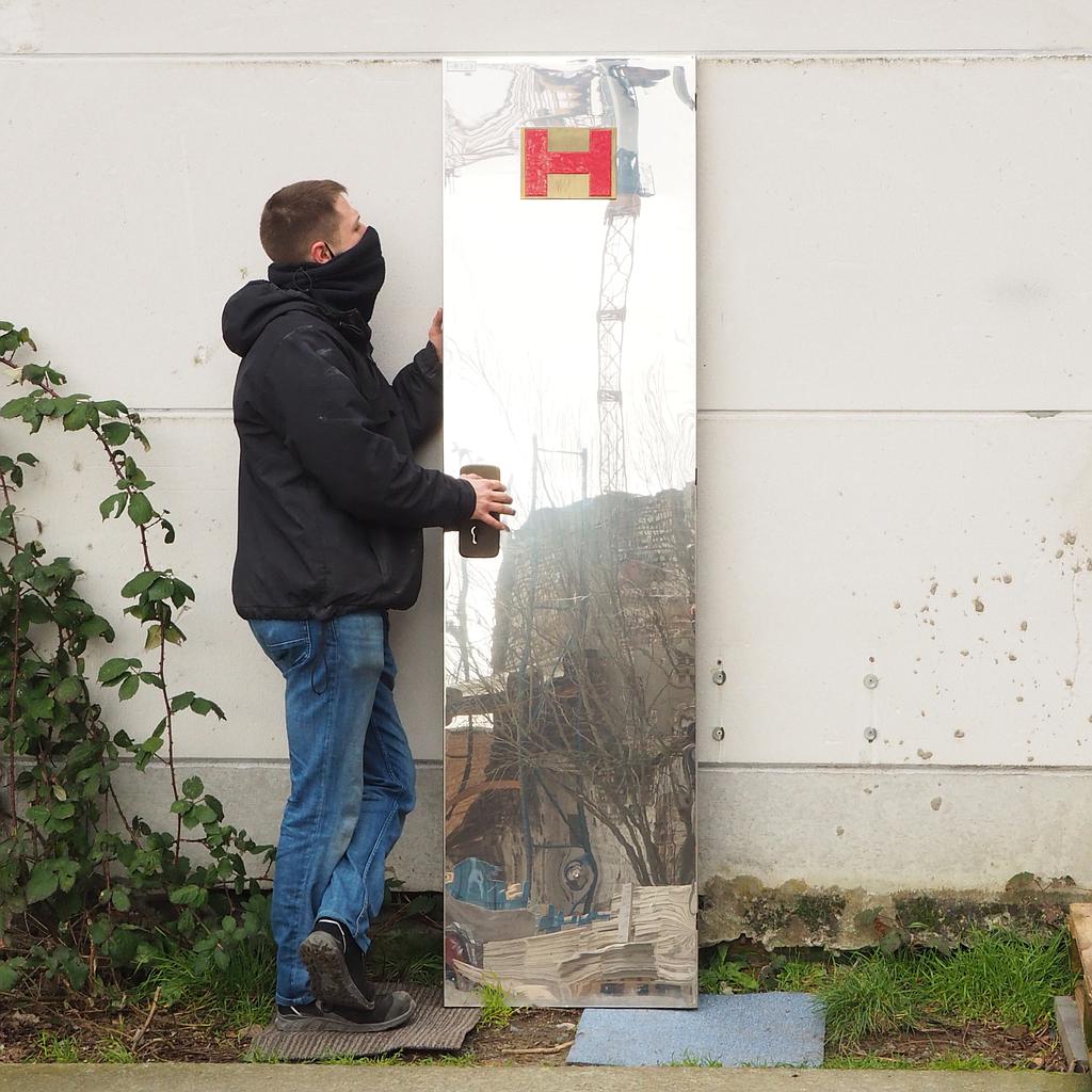 Service door in stainless steel with bronze handles by Jules Wabbes (H. 198 x 53 cm) - Left