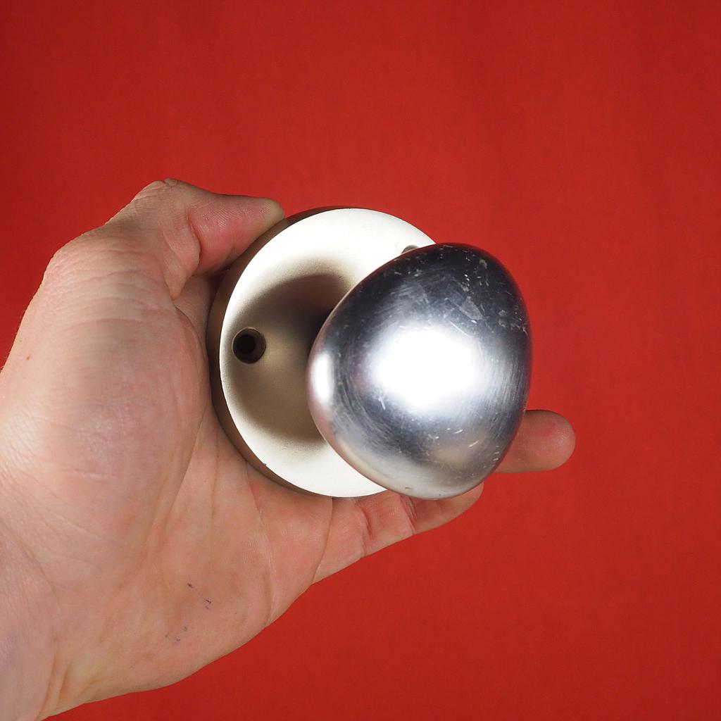 Pull door knob in anodized aluminium