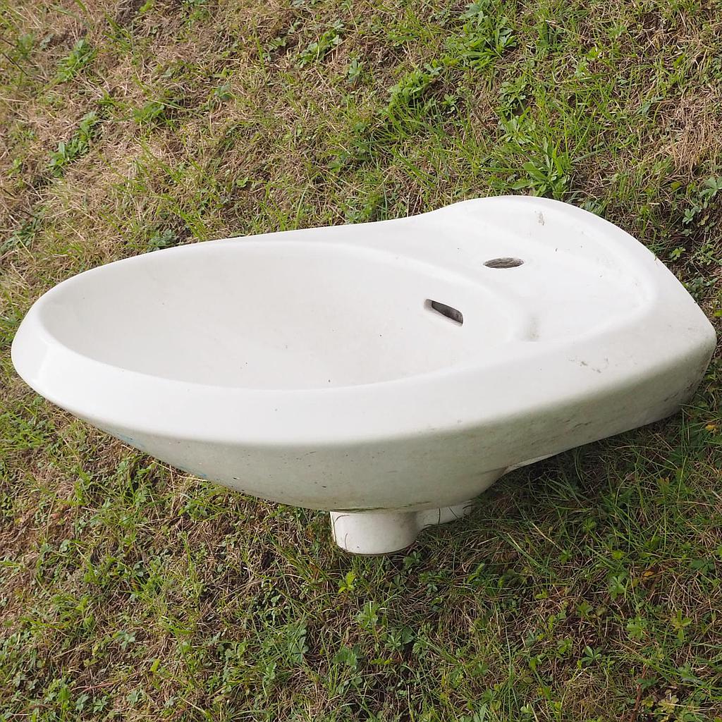Bathroom sink in ceramic