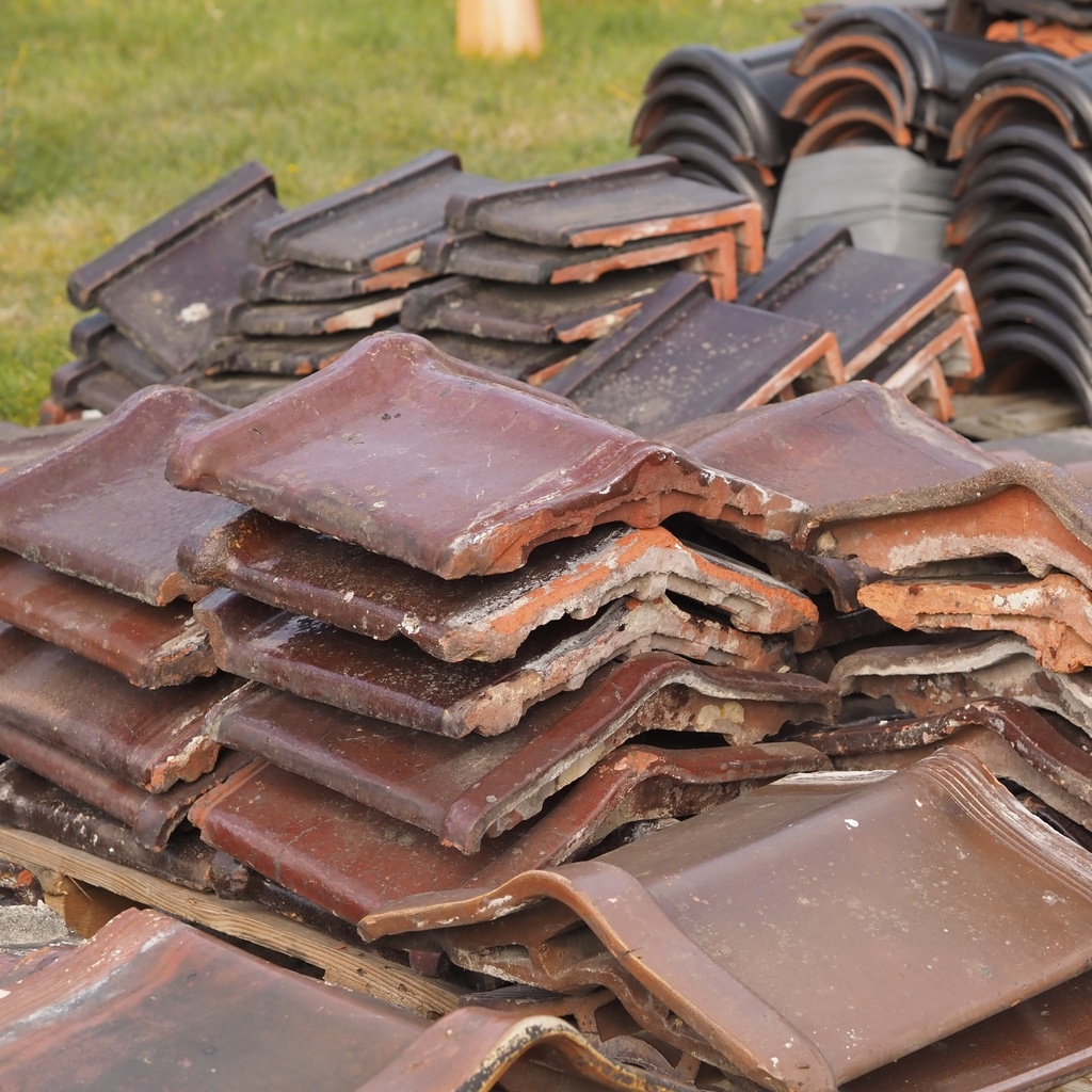 Reclaimed wall coping tile in glazed clay (double slant or corner)