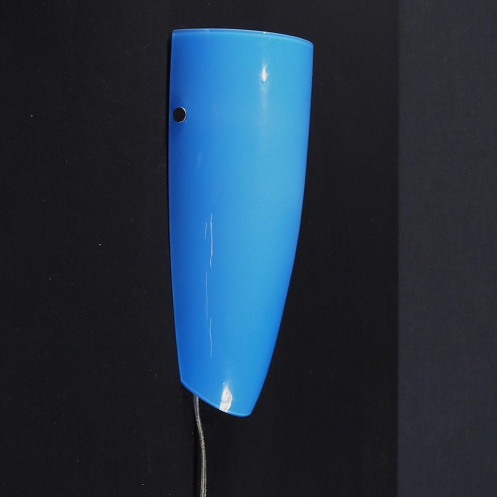 Wall light 'Naro' in glass tinted with a laminated opaline with cable & power plug - Blue