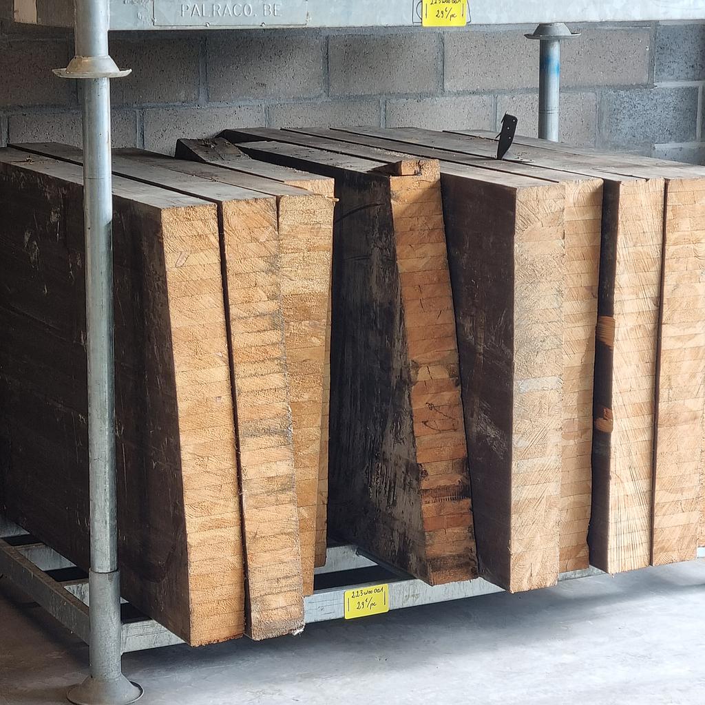 Offcuts of reclaimed glued laminated timber (various lengths)