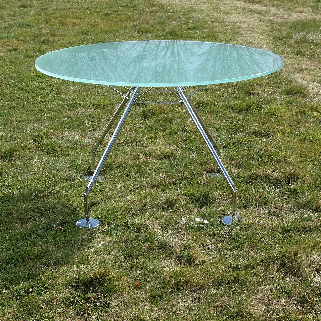Round table 'Nomos' by Norman Foster for Tecno (ø 120 cm)
