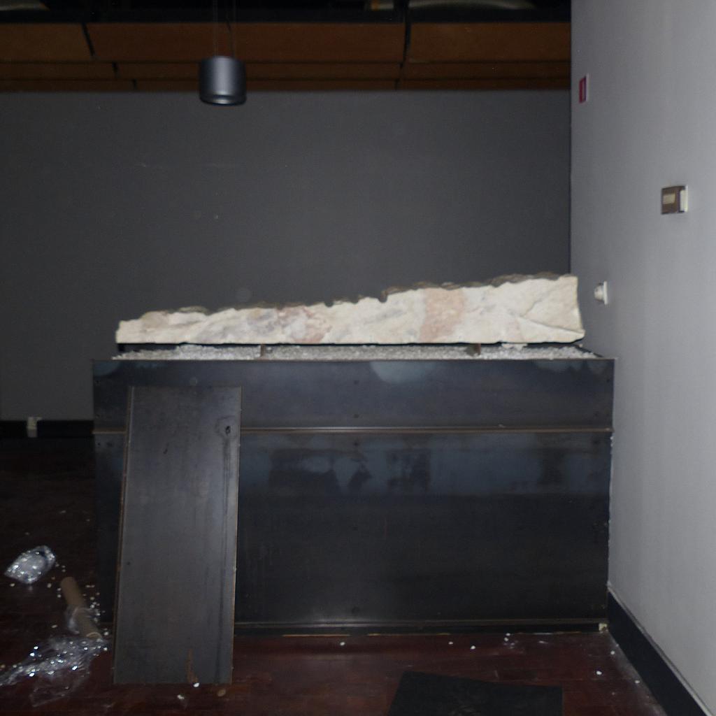 Partition in steel with decorative element 'Natural Stone' by Christophe Gevers from the Générale de Banque (L. 180 cm)