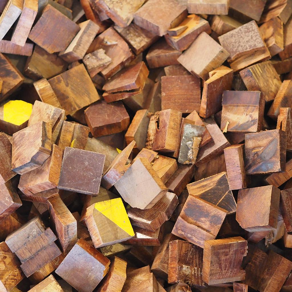 End grain blocks in afzelia wood from the parquet of the former printing house of the Belgian National Bank (7 x 7 cm) - Only available in our physical shop (C-quality)