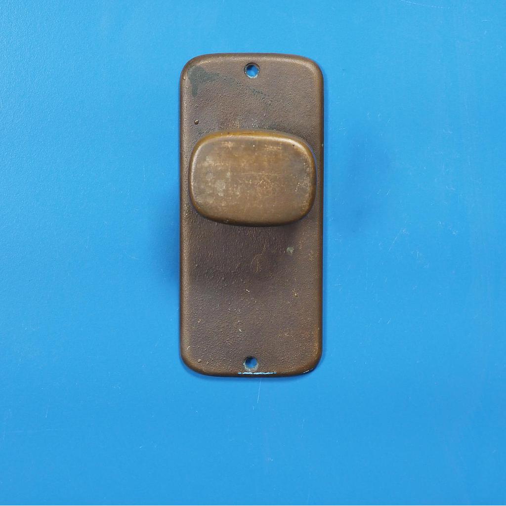 Single door pull handle in sand-cast bronze by Jules Wabbes from the Générale de Banque - Fixed (Left)