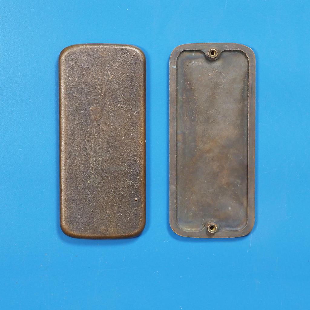 Single covered handle plate in sand-cast bronze by Jules Wabbes from the Générale de Banque