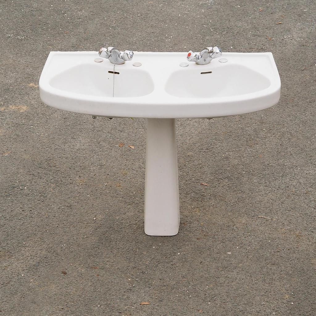 Double pedestal sink in glazed porcelain by Sphinx
