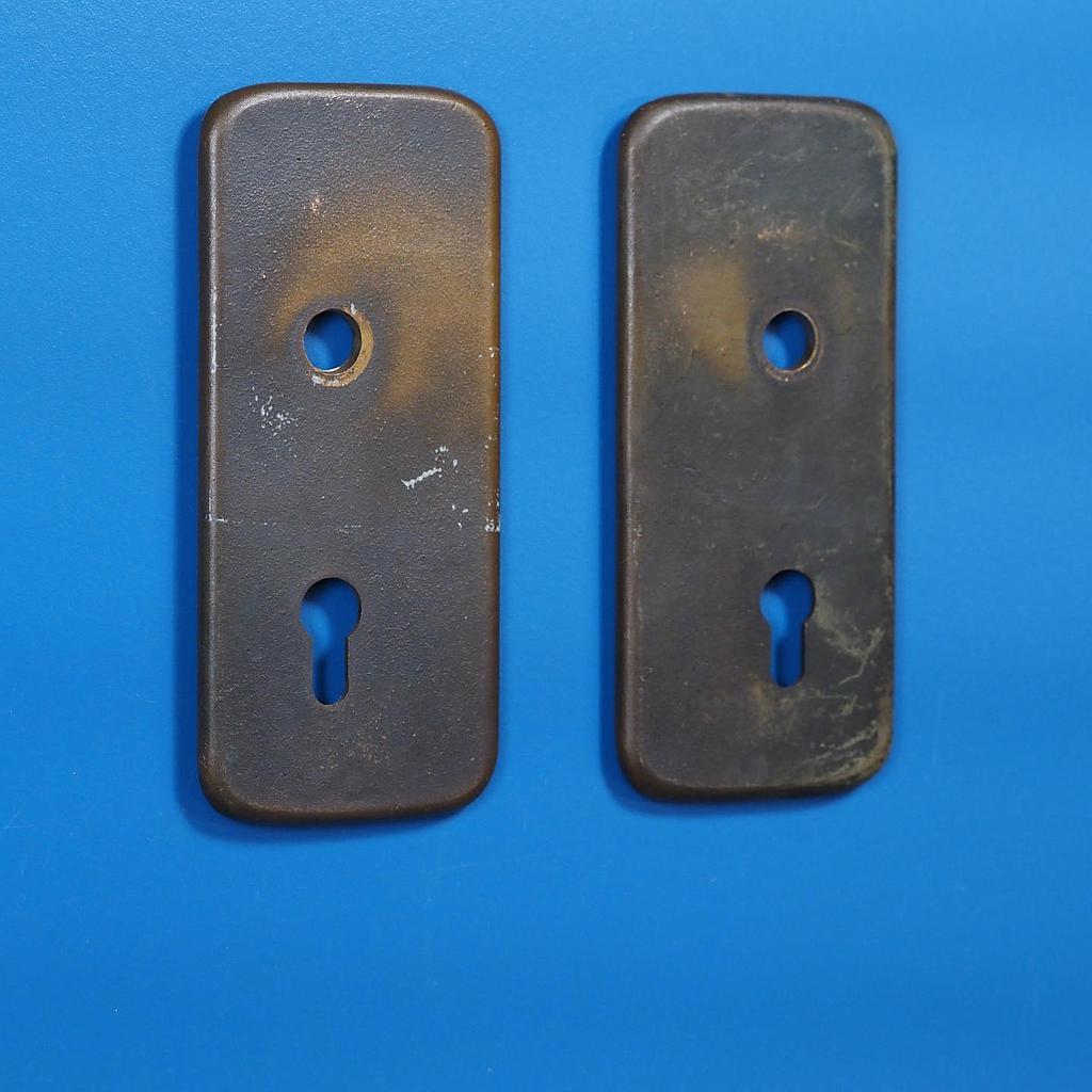 Single handle plate with keyhole in sand-cast bronze by Jules Wabbes from the Générale de Banque (Right or Left)