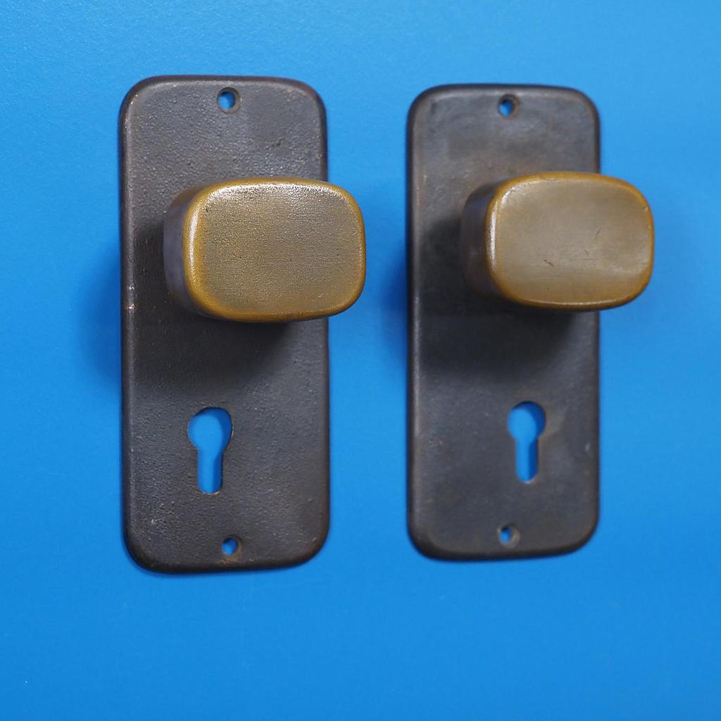 Single door pull handle with key and fixing holes in sand-cast bronze by Jules Wabbes from the Générale de Banque - Fixed (Right or Left)