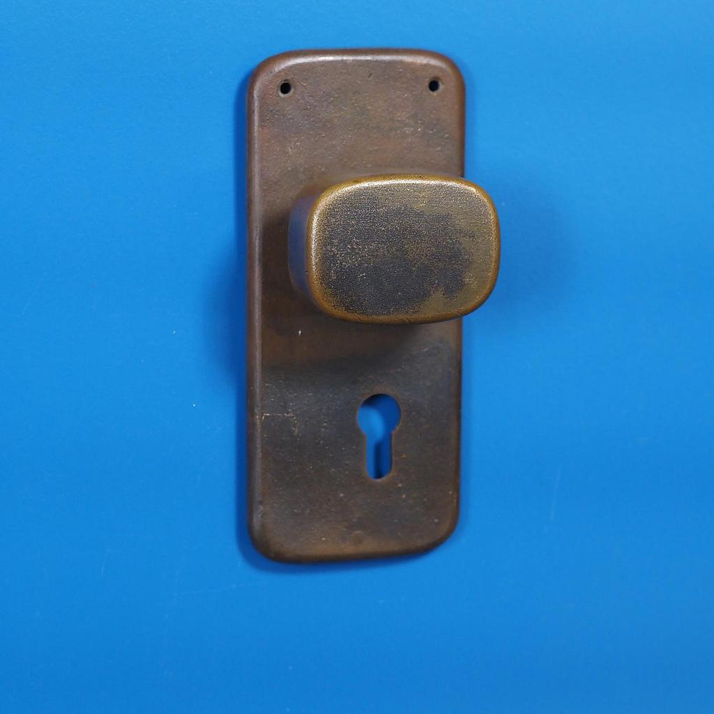 Single door pull handle with key and fixing holes in sand-cast bronze by Jules Wabbes from the Générale de Banque - Fixed (Left)