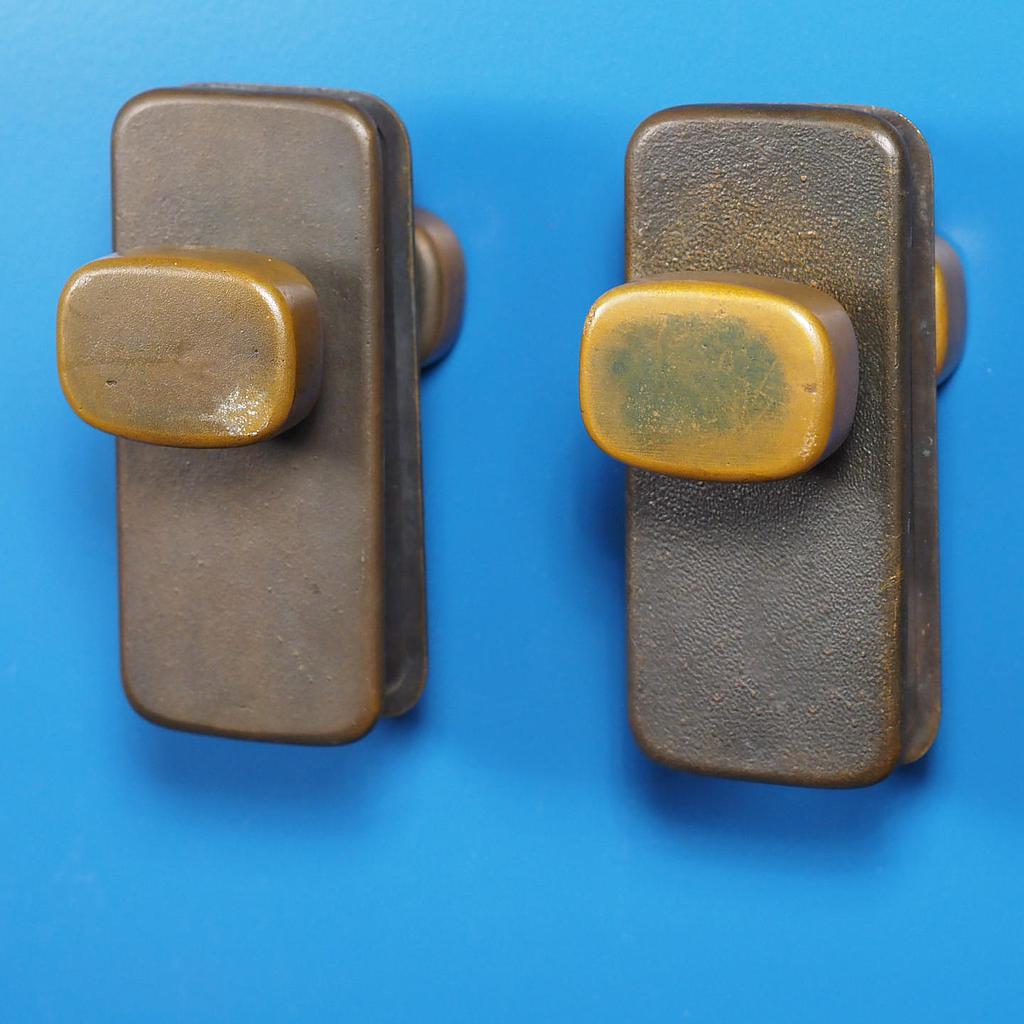 Double door handle in sand-cast bronze by Jules Wabbes from the Générale de Banque - Swivel (Right or Left)