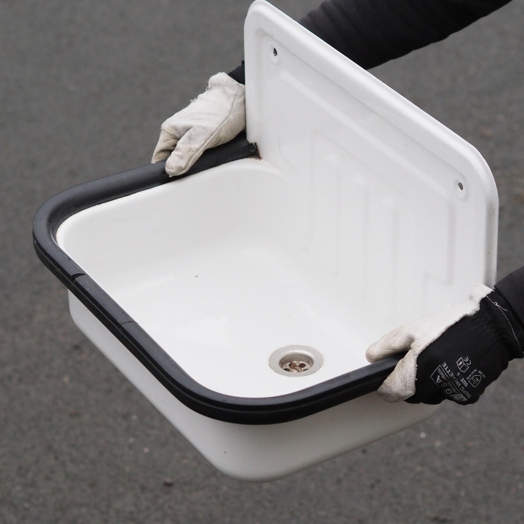 Bucket sink in enameled steel with PVC trim