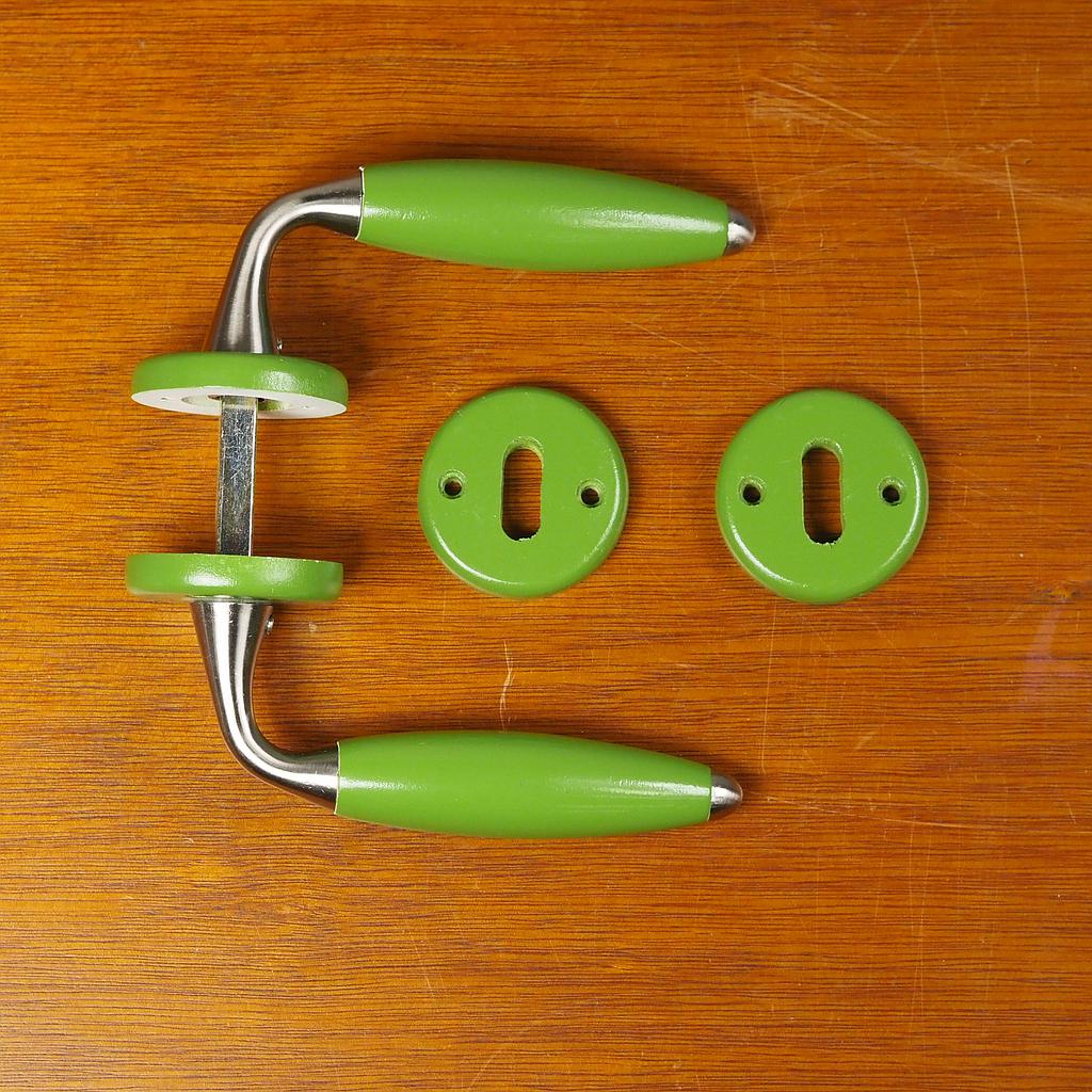 Door handle in green varnished wood with key rosettes by Linea Bertomani