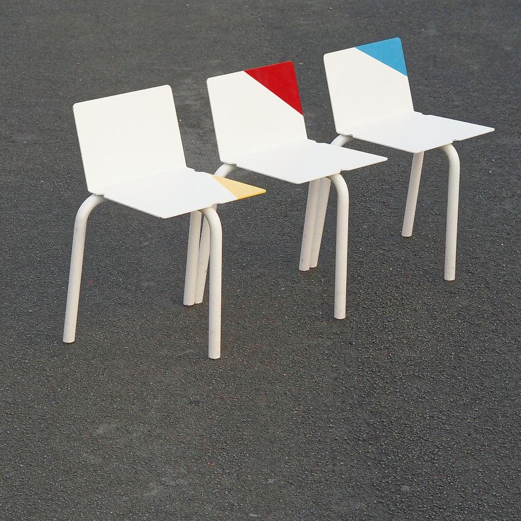 White stackable chair by Pierre-Emmanuel Vandeputte - High backrest (with various coloured corners)
