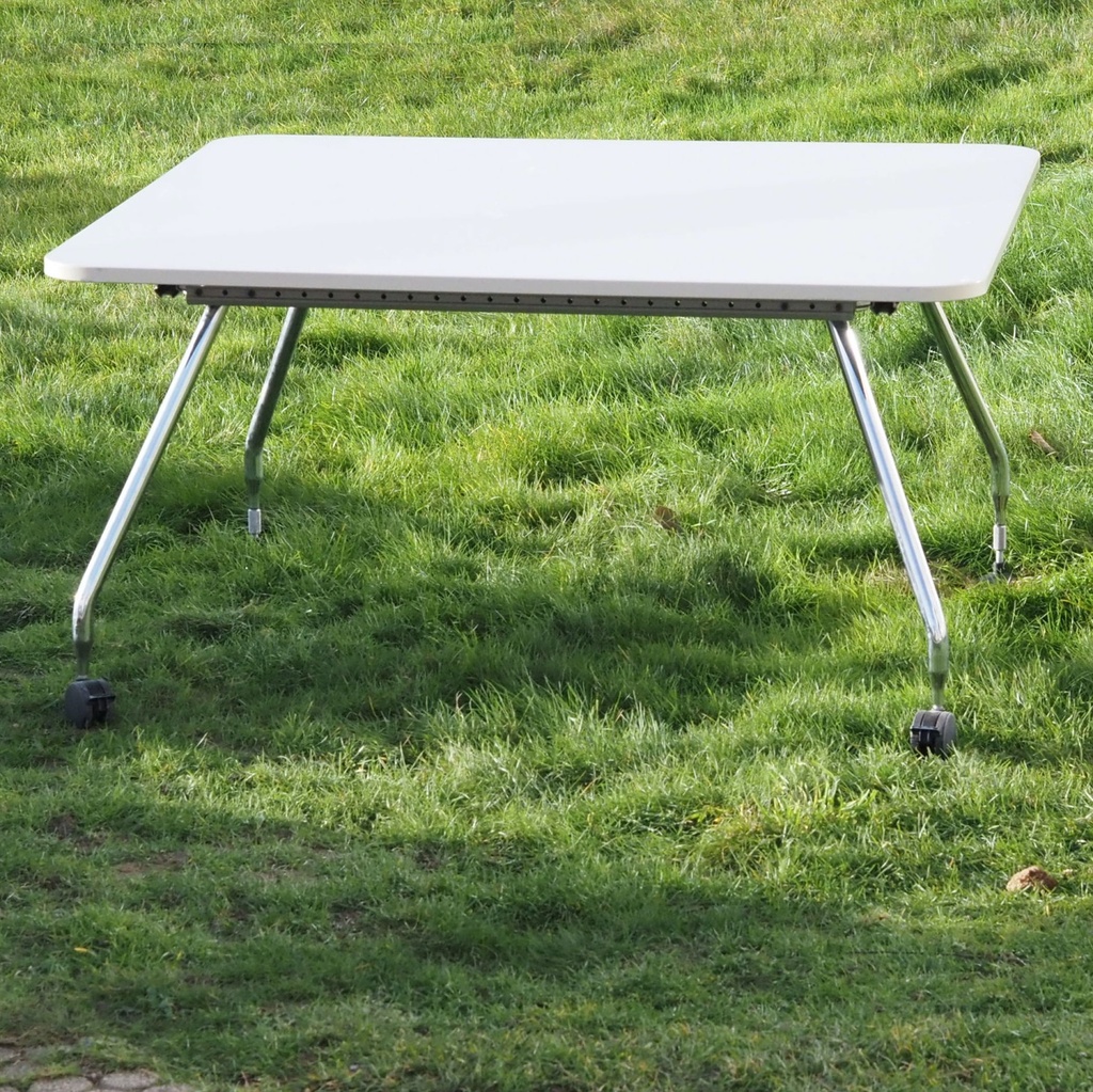 Square table 'Ad-Hoc' by Antonio Citterio for Vitra (140 x 140 cm)