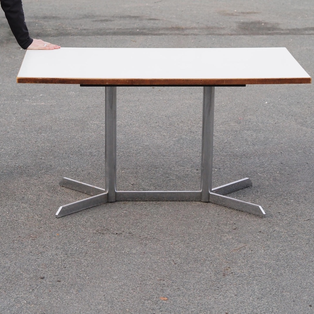 Rectangular table with chromed steel legs and laminated tabletop - White