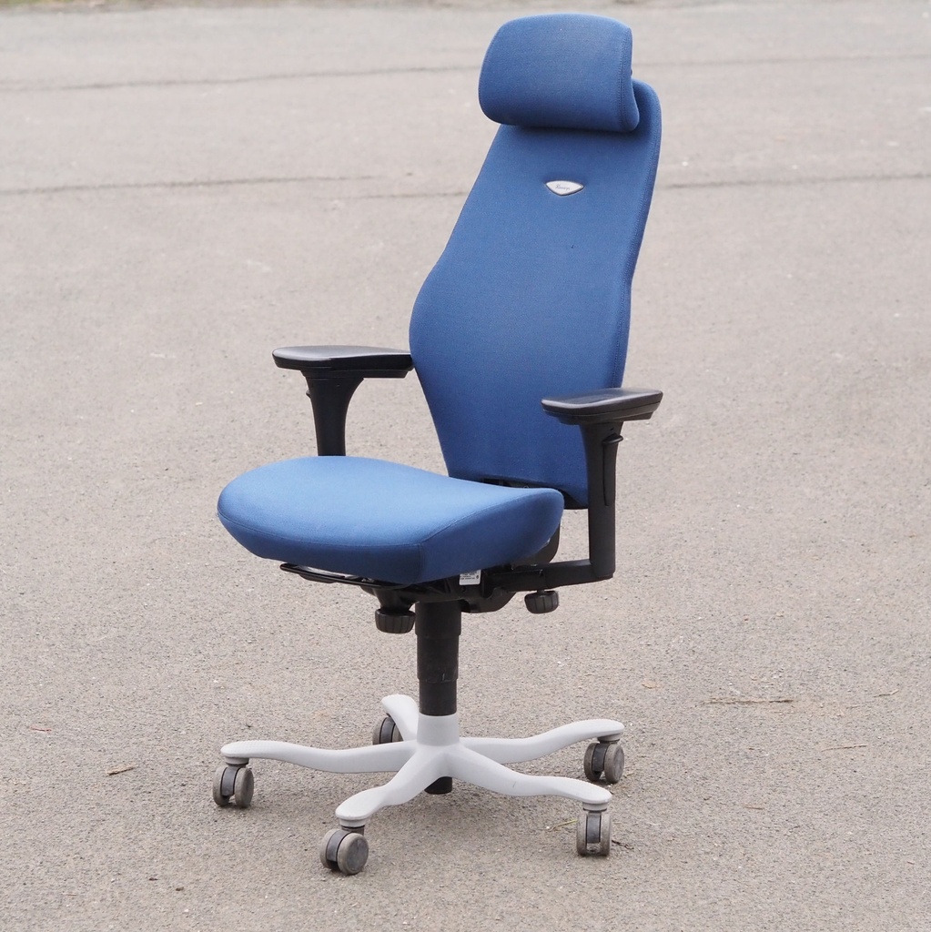 Swivel office armchair by Kinnarps