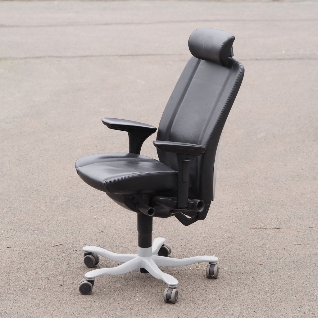 Swivel office armchair in black synthetic leather by Kinnarps
