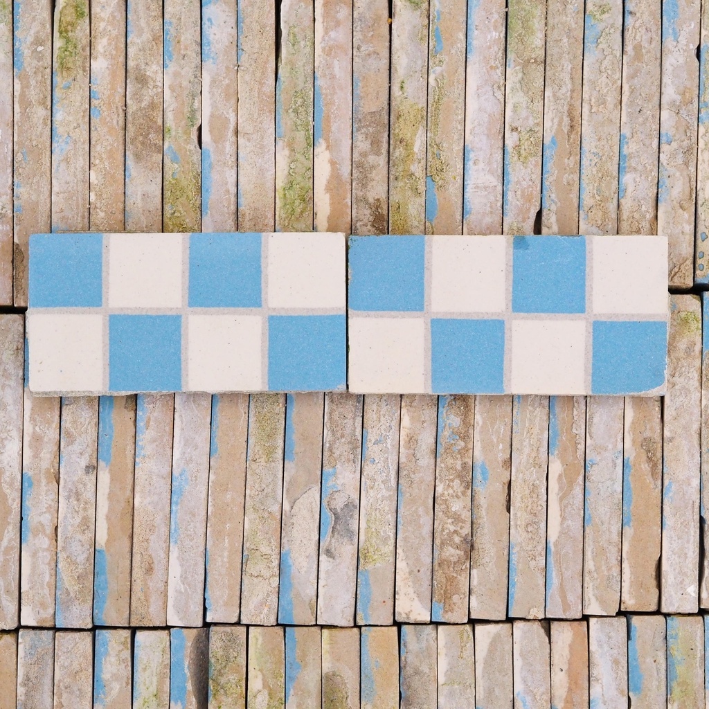 Reclaimed ceramic frieze tile by Saint Ghislain (14,3 x 7 cm)