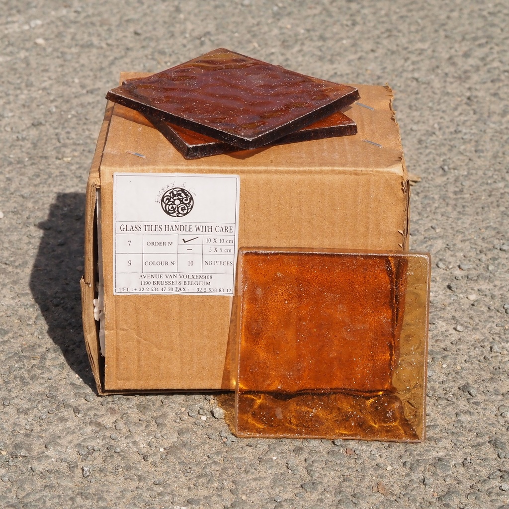 Box of 10 handmade wall tiles by Emery&Cie (10 x 10 cm) - Amber glass