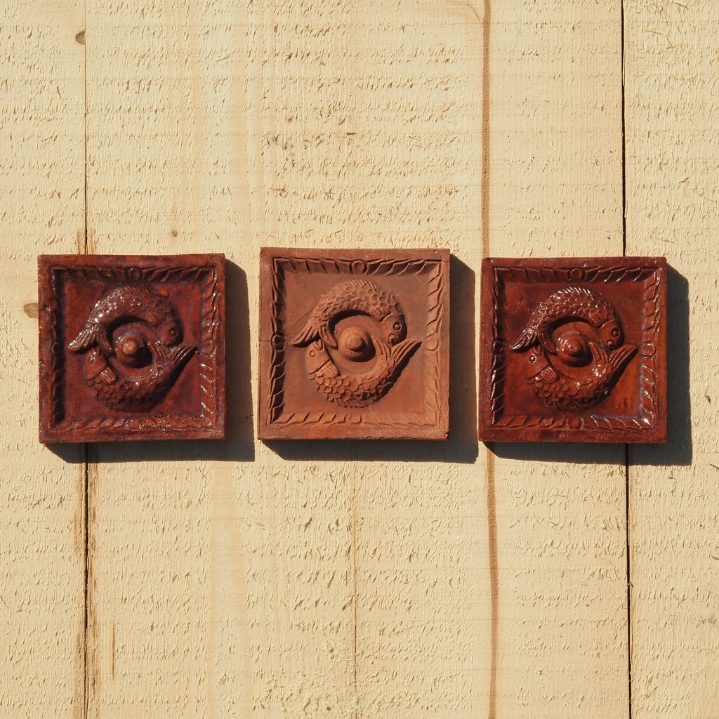 Embossed handmade tile in glazed terracotta by Emery&Cie (9,5 x 9,5 cm) - Fish