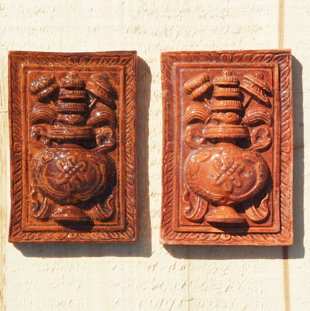 Embossed handmade tile in glazed terracotta by Emery&Cie (14 x 9,5 cm) - Purna Kalash