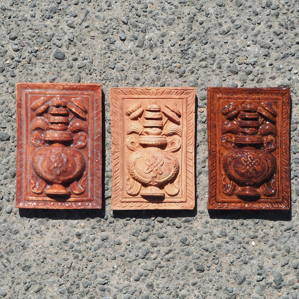 Embossed handmade tile in glazed terracotta by Emery&Cie (14 x 9,5 cm) - Purna Kalash