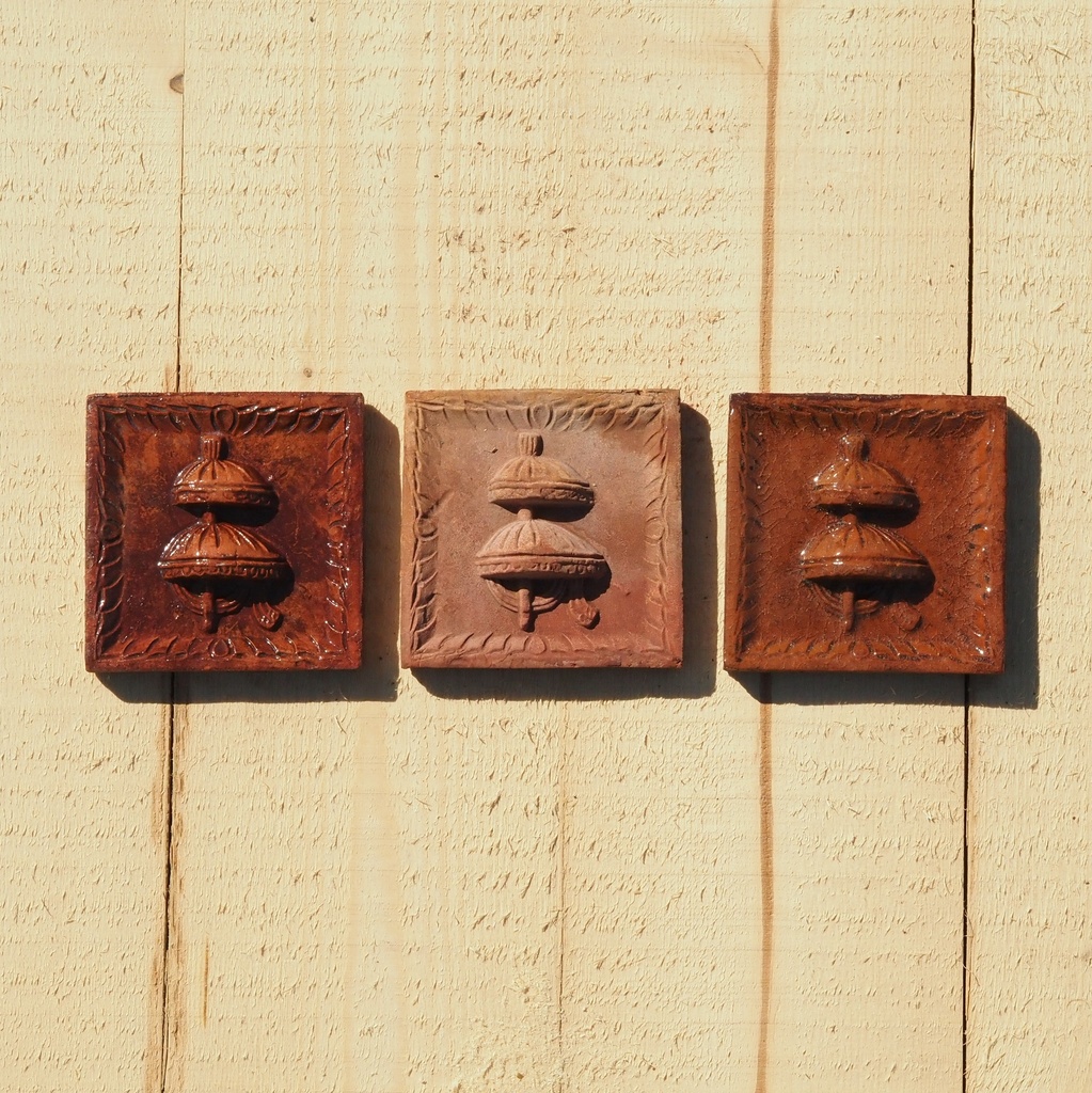 Embossed handmade tile in glazed terracotta by Emery&Cie (9,5 x 9,5 cm) - Flag