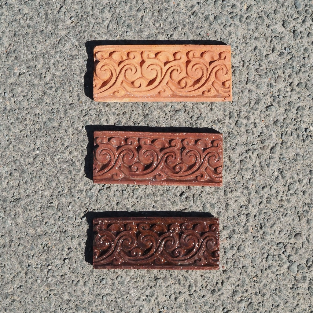 Embossed handmade frieze in terracotta by Emery&Cie (13,5 x 5,5 cm) - Foliage