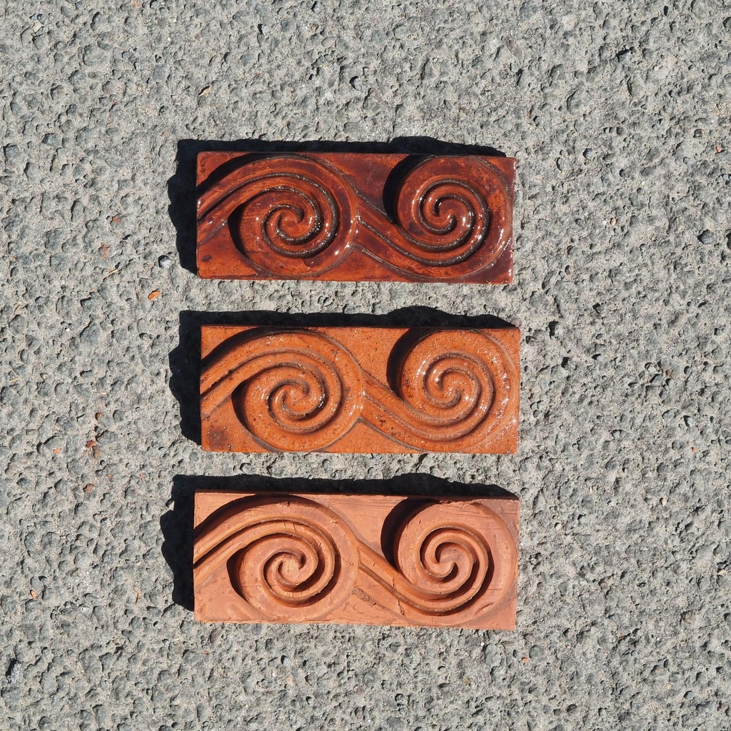 Embossed handmade frieze in terracotta by Emery&Cie (14 x 5,5 cm) - Wave