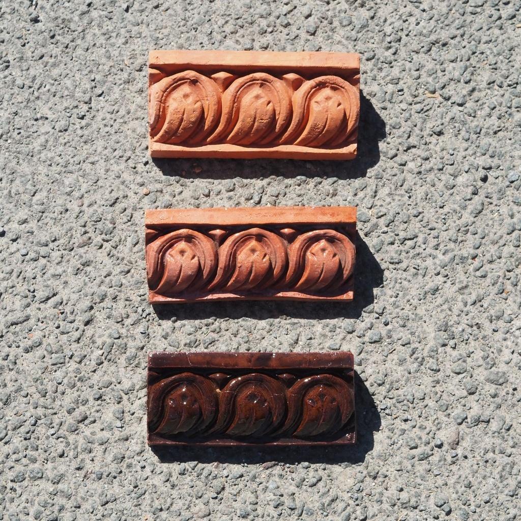 Embossed handmade frieze in terracotta by Emery&Cie (14 x 5,5 cm) - Flare