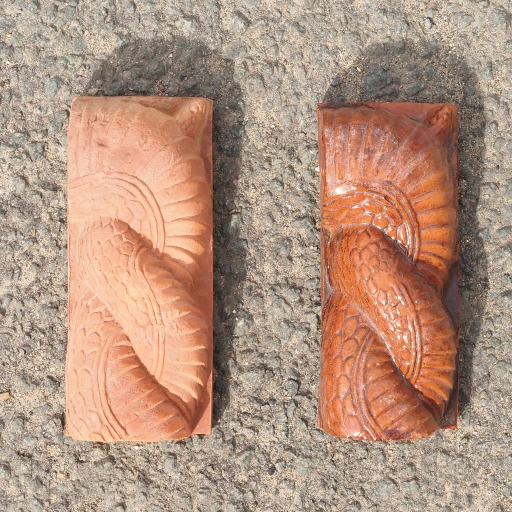 Embossed handmade frieze in terracotta by Emery&Cie (13,5 x 6 cm) - Snake (left)