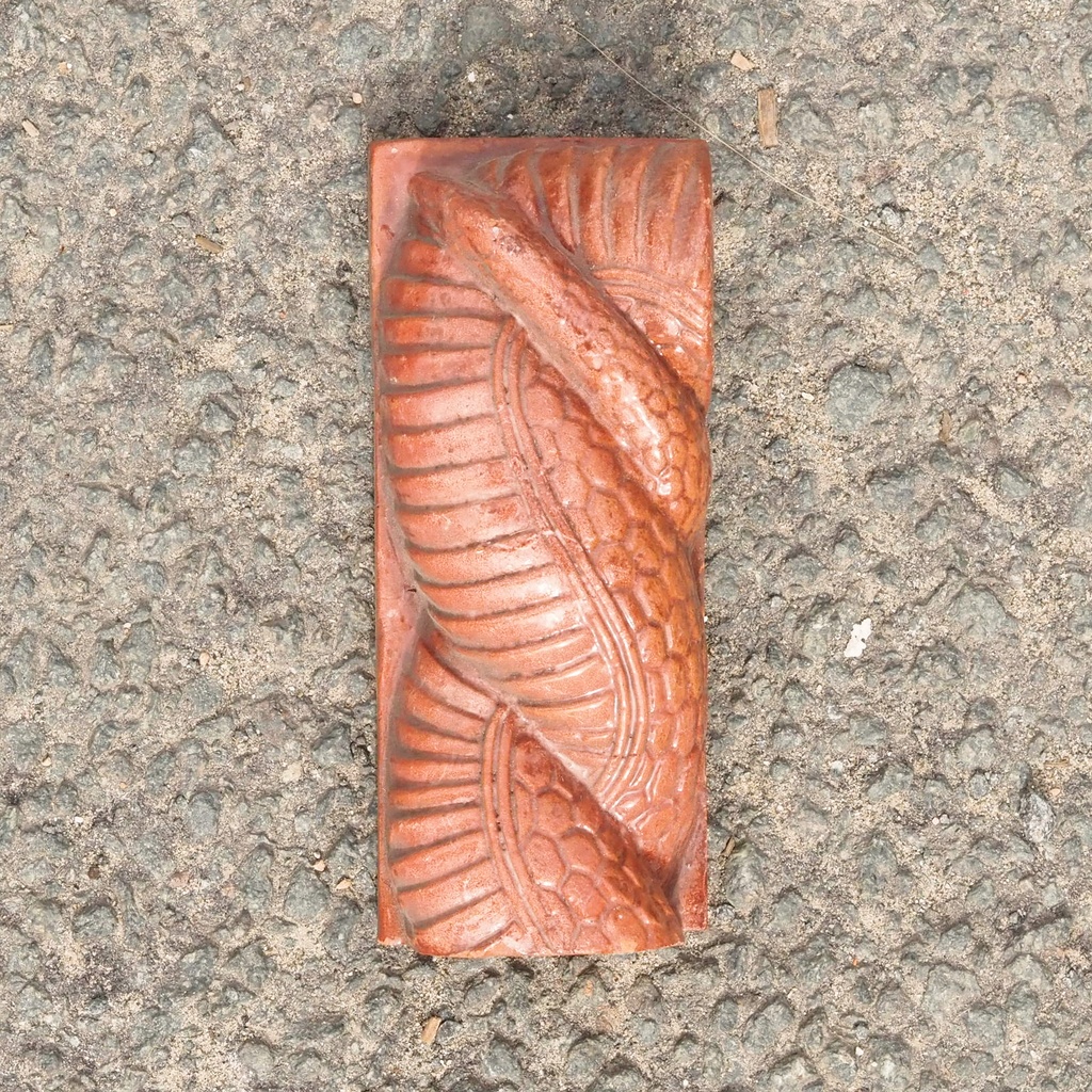 Embossed handmade frieze in glazed terracotta by Emery&Cie (13,5 x 6 cm) - Snake (right)