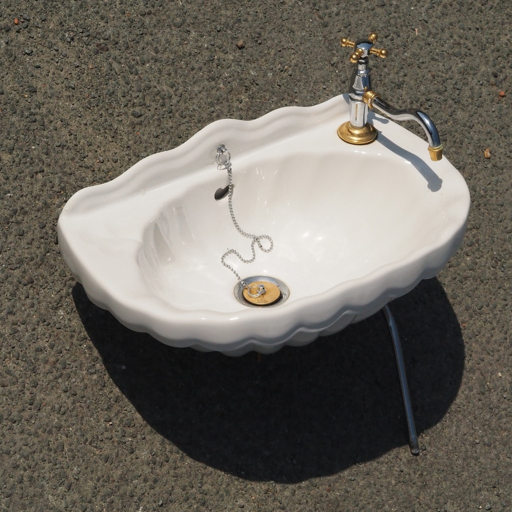 Bathroom sink in glazed ceramic by Herbeau