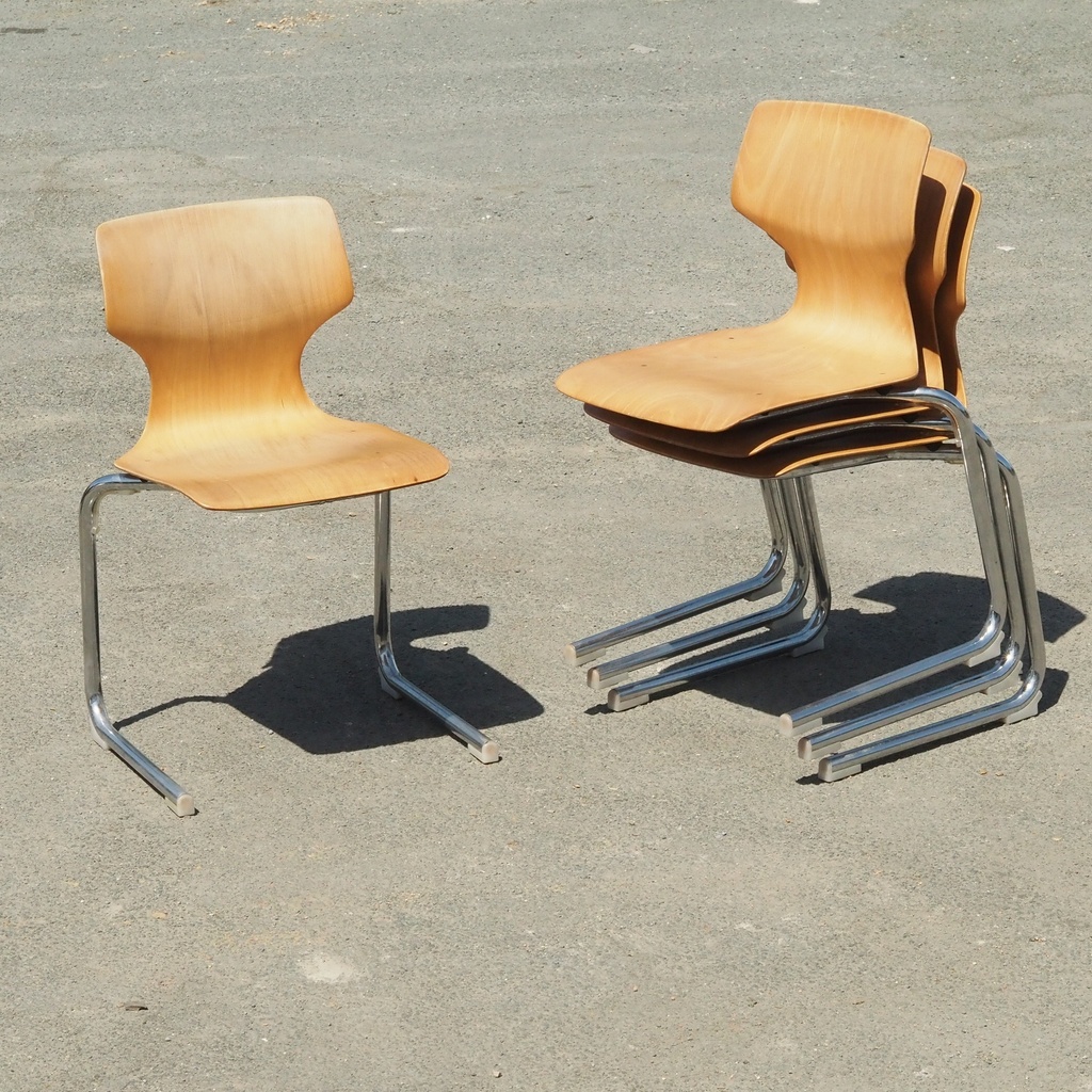 Stackable cantilever chair in pagwood and chromed steel by Fpf Flötotto