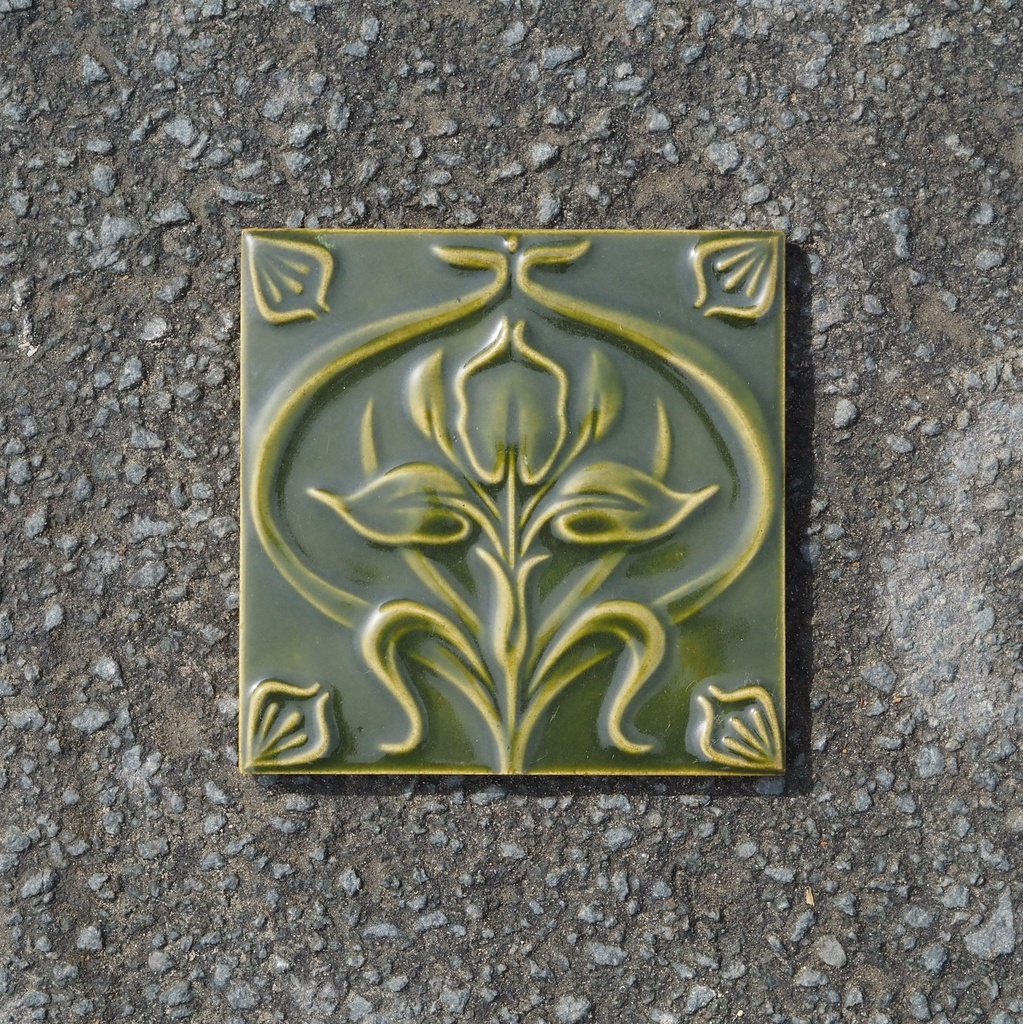 Embossed tile in glazed terracotta by Emery&Cie (15 x 15 cm) - Green