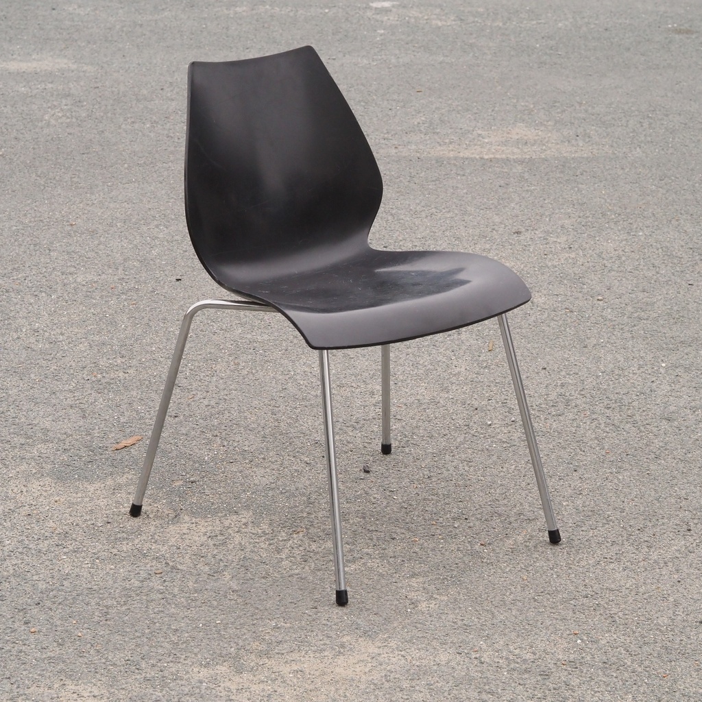 Stackable chair 'Maui' by Vico Magistretti for Kartell